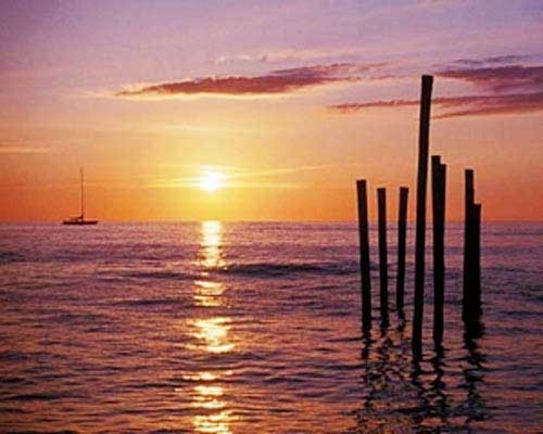 Sonnenuntergang am See mit kleinem Boot, Poster