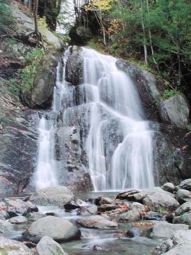 Wasserfall fließt über Steine Poster